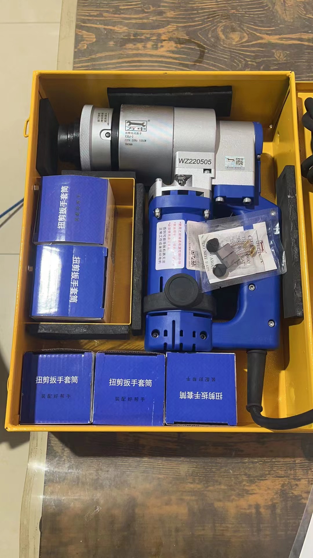 电动定扭力扳手螺栓的拧紧操作